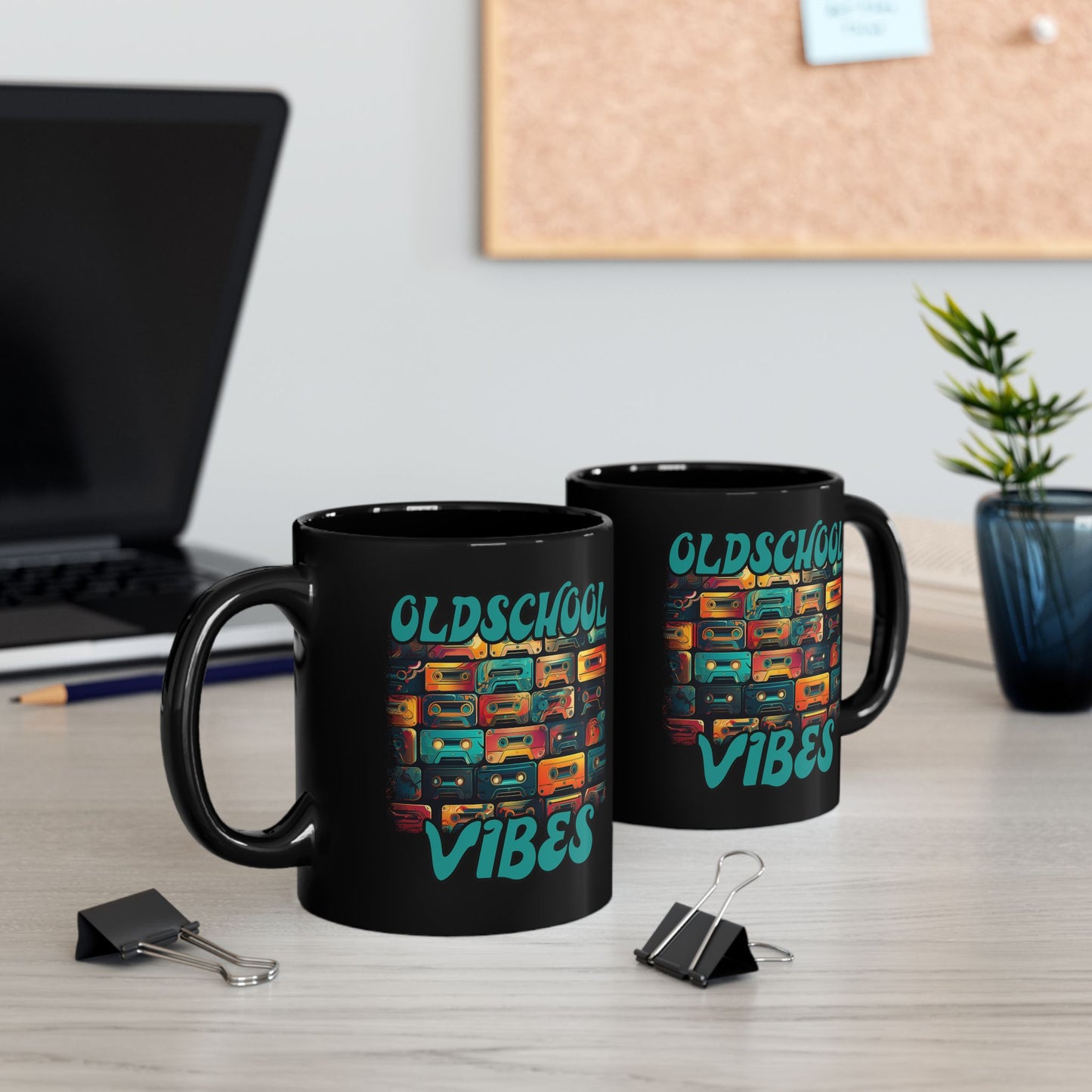 Oldschool Vibes 80er Retro Kassette Tasse, Geschenk für Musikliebhaber, Vintage Musik, Retro Kassette T-Shirt, Tasse Black Mug (11oz, 15oz)