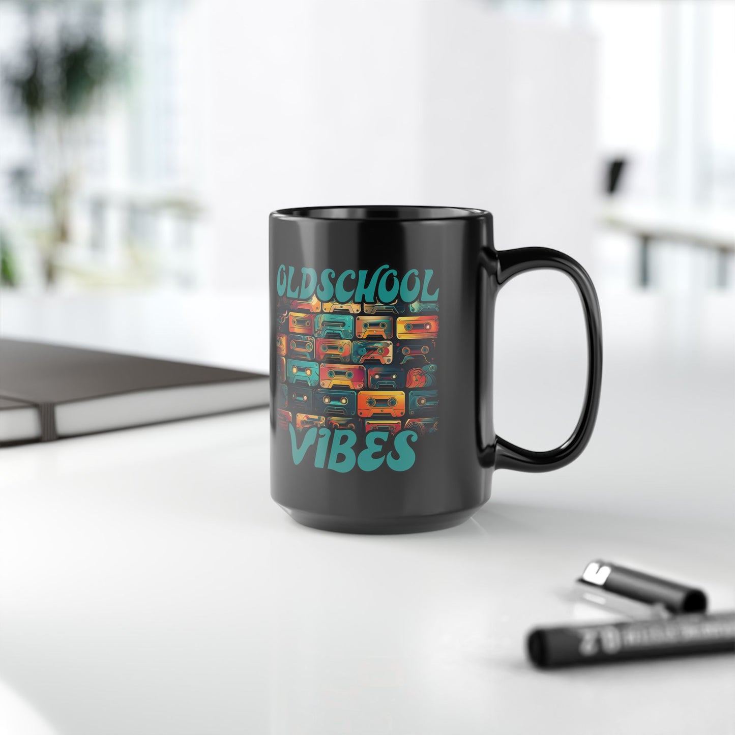 Oldschool Vibes 80er Retro Kassette Tasse, Geschenk für Musikliebhaber, Vintage Musik, Retro Kassette T-Shirt, Tasse Black Mug (11oz, 15oz)